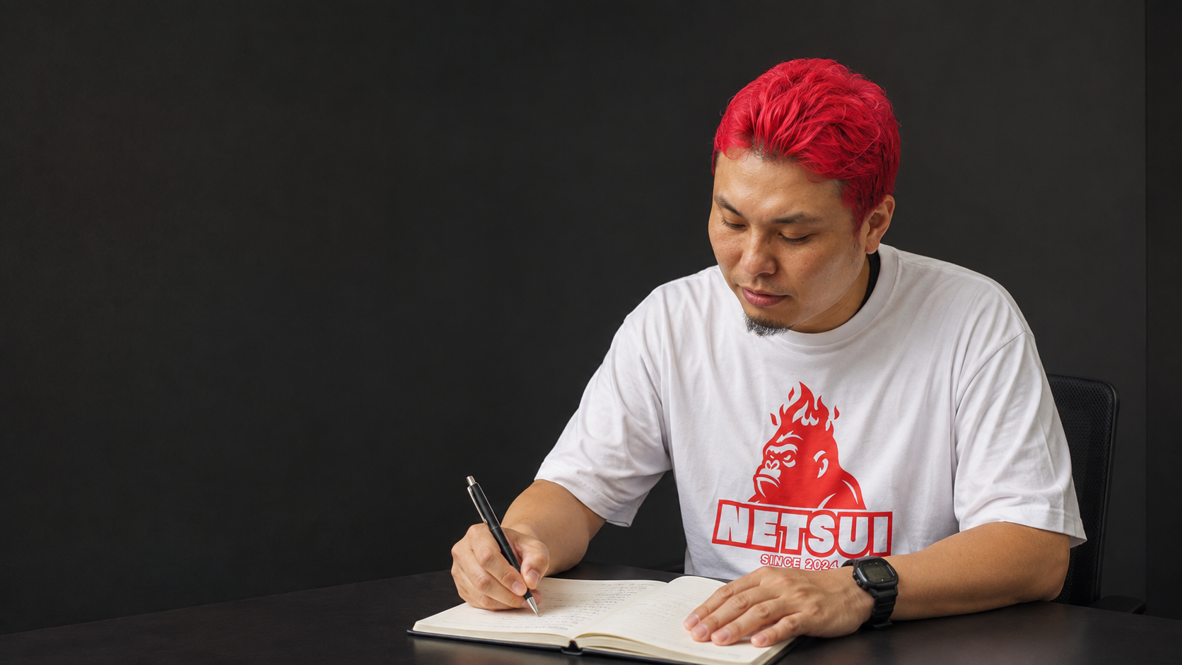 本人写真をもとに生成した、ノートに書き出して考える横川祐介のイメージ