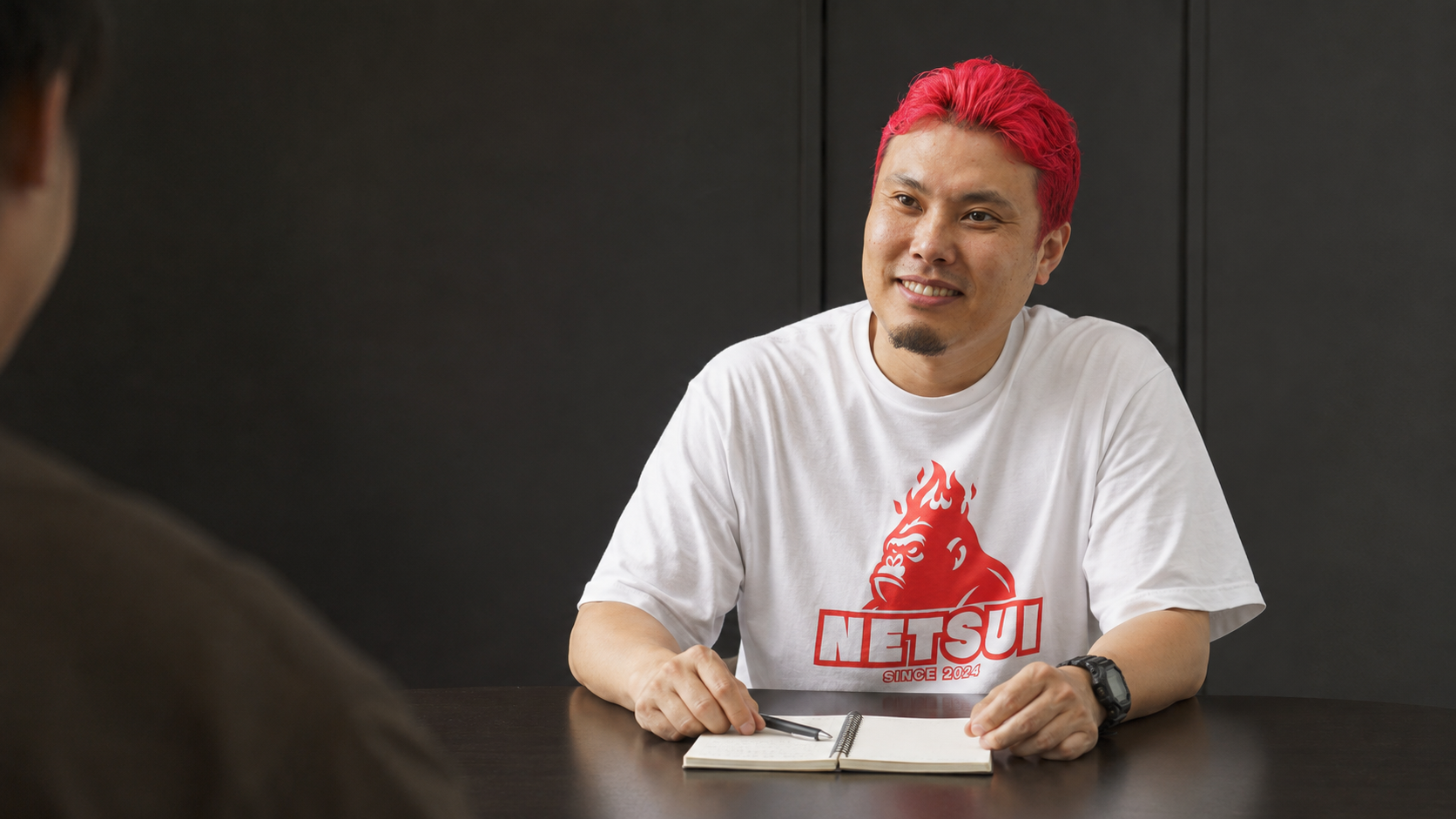 本人写真をもとに生成した、相手の話を聴く横川祐介のイメージ