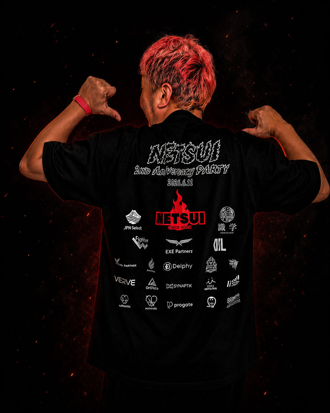 黒いNETSUI Tシャツの背面プリントを着用した実物写真